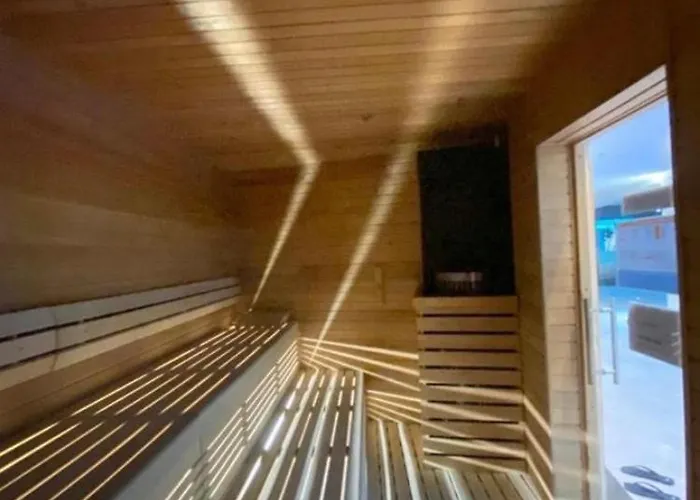 Апартаменти Hanza Tower Skyline Bath 24 Pool & Jacussi & Sauna *